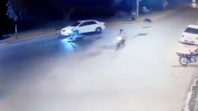 [動画3:05] 二人乗りバイクが正面衝突、すっごい飛んでいく