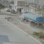 [動画1:54] 坂道を暴走する給水車、助手が飛び降りる