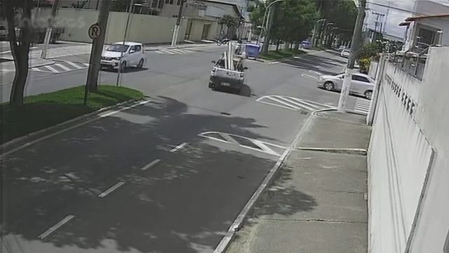 [動画0:30] 水道局さん、バイクを撥ね飛ばして暴走