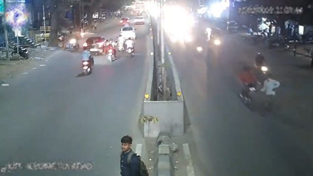[動画0:21] 道路を横断しようとした男性、無灯火バイクに撥ねられる