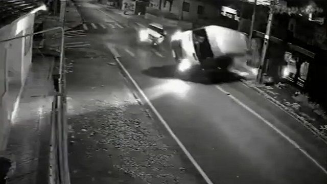 [動画0:50] 従業員を乗せた送迎バン、衝突されて横転
