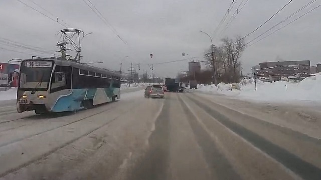[動画0:22] トラックが右車線から方向変換、後続車を巻き込む