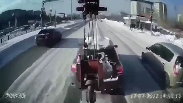 [動画0:24] 追突された女性ドライバー、めっちゃ睨む