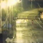 [動画2:14] 大雨で道路が崩落、ライダーが転落