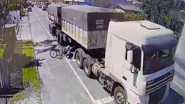 [動画0:27] トレーラーに巻き込まれた自転車の男、まさかの正体に驚愕・・・