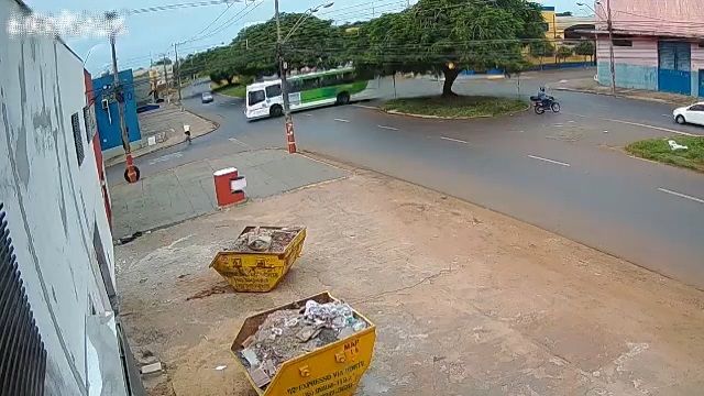 [動画0:41] バス、サイクリストをドーン！吹っ飛ばす
