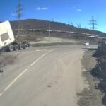 [動画0:39] トラックが正面衝突、キャビンがゴロン