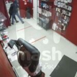 [動画1:17] アダルトグッズ専門店に強盗、女性が襲われる・・・