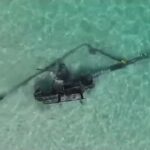 [動画0:20] 海水浴客もビックリ！ビーチにヘリコプターが墜落