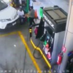 [動画0:21] 女性ドライバー、ガソリンスタンドの従業員をドーン！