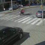 [動画0:44] 女性がクルクル飛んでいく！自転車とバイクの衝突事故