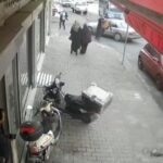 [動画0:47] 暴走車、歩行者を撥ねて建物に突っ込む