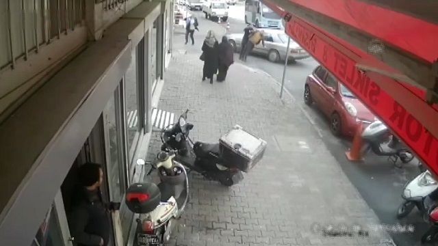 [動画0:47] 暴走車、歩行者を撥ねて建物に突っ込む
