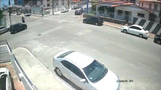 [動画1:17] 一時停止違反の車を飛び越えるライダー、動かなくなる