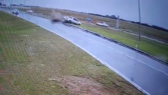 [動画0:16] ブラジルの軍警察さん、濡れた路面でスピンして横転