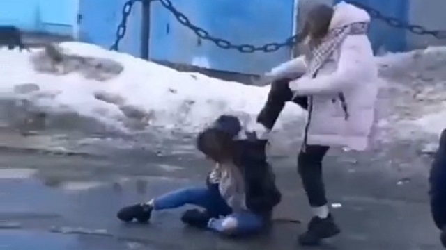 [動画0:50] ロシア人少女のイジメ、卑劣極まりない