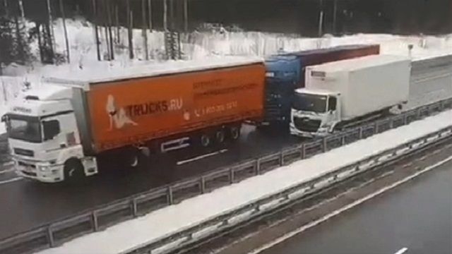 [動画0:49] 大型トラックが大型トラックに追突、運転席がグシャっ！