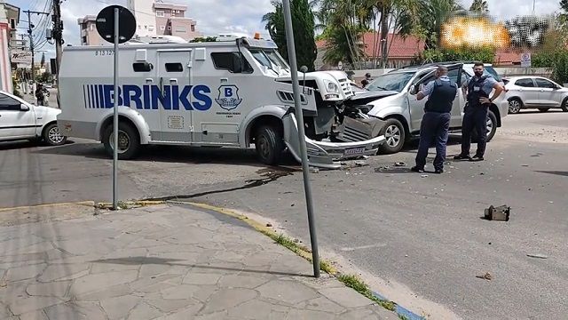 [動画2:40] ブラジルの現金輸送車、交差点で事故