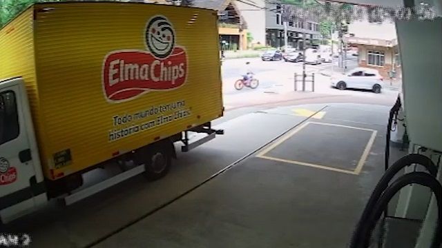 [動画0:22] サイクリストさん、左折してきた車にひっくり返される