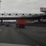 [動画0:26] 高速道路でスピン、大型トラックに接触された乗用車