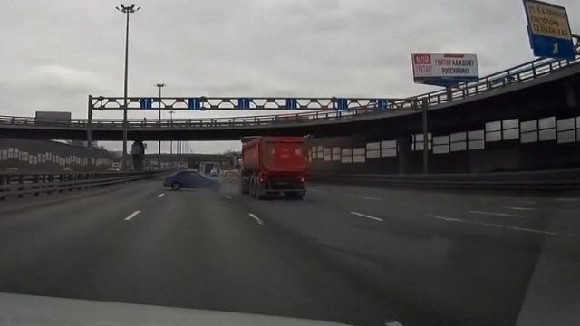[動画0:26] 高速道路でスピン、大型トラックに接触された乗用車