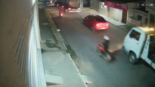 [動画0:54] 追突したバイク、転倒してタンクローリーに潰される