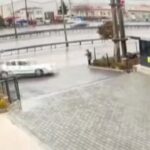 [動画0:23] 追突された車が突っ込む、歩道には女性が・・・