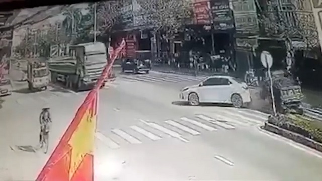 [動画0:44] 左折待ちの車、トラックの目の前に押し出される