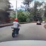 [動画0:39] 急停車にバイクが追突、ライダーが痛がっている間に逃走