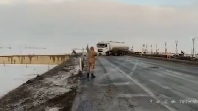 [動画0:53] 凍結した路面でタンクローリーがスリップ、兵士が逃げる