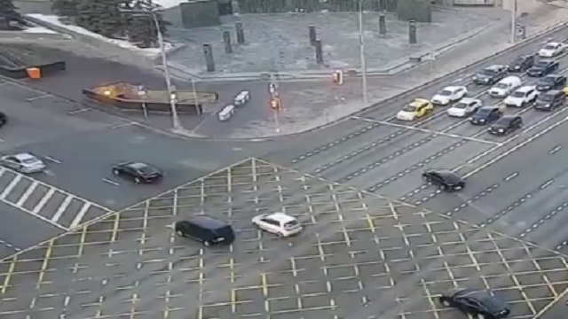 [動画0:05] モスクワの”悲しみの壁”、車が突っ込む