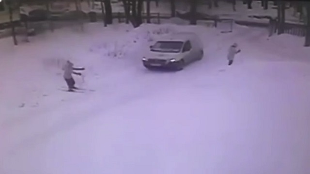 [動画0:19] 校庭でスキーをする少女、車に撥ねられる