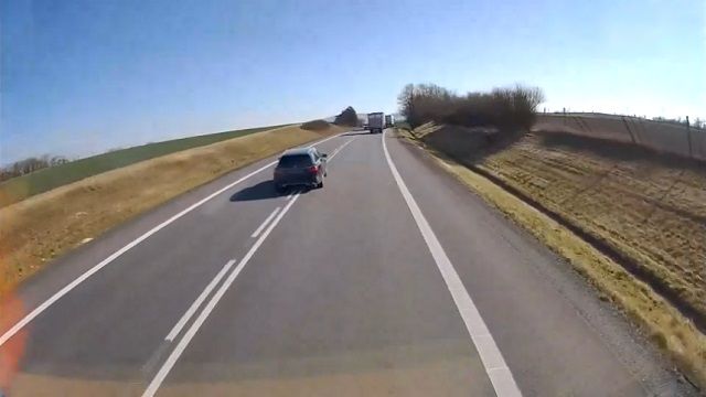 [動画0:28] 居眠り運転のベンツさん、トヨタ車に正面衝突した結果・・・