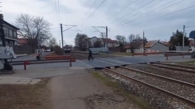 [動画0:32] 危ないぃぃぃ！！列車が近付く踏切を渡る老人