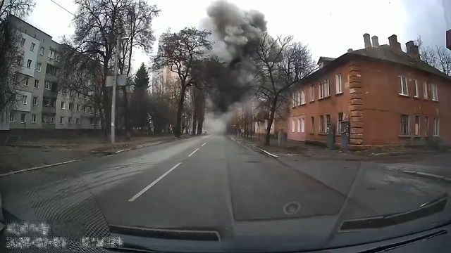 [動画0:51] 車で走行中、目の前にミサイルが着弾