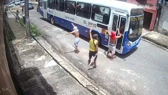 [動画2:10] 怖すぎる、バスが武装した男たちに襲われる
