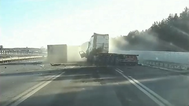[動画0:20] 怖すぎる・・・、トラック二台の間でぺっちゃんこ