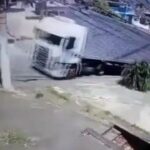 [動画1:33] コレ、映画の助かり方！坂を落ちてくるトラックからの生還
