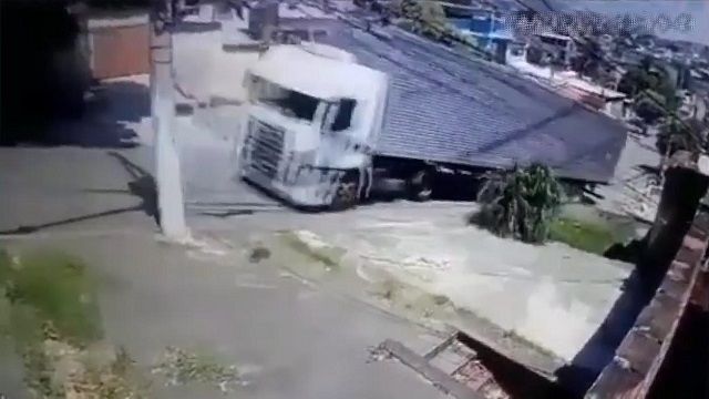 [動画1:33] コレ、映画の助かり方！坂を落ちてくるトラックからの生還