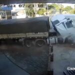 [動画0:34] 暴走するフルトレーラー、建物を消し去る