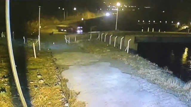 [動画0:17] 猛スピードでカーブに突っ込むトラック、曲がれず川に転落