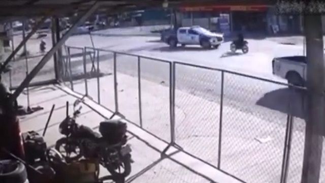 [動画0:12] パトロール中の警察、若者の命を奪う