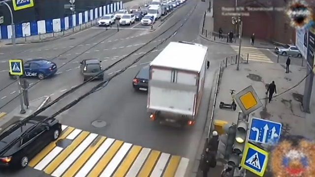 [動画0:28] トラックと乗用車が接触、危うく城門に突っ込むところだった