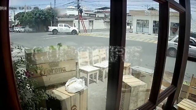 [動画0:08] 電力会社の作業員さん、事故車にハシゴを奪われる