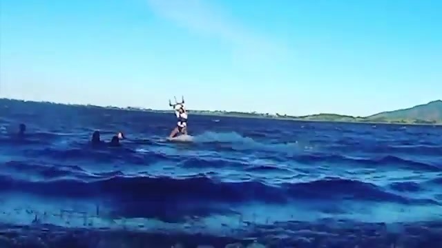 [動画0:15] 湖でレジャーを楽しむ少女、カイトサーフィンが直撃
