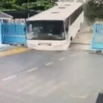 [動画2:02] ブレーキ故障？映画のように暴走するバス