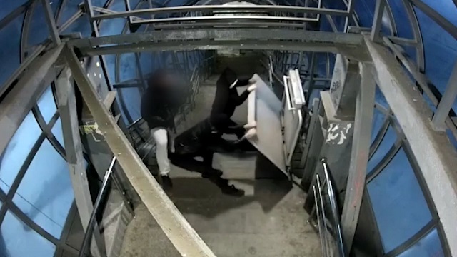 [動画1:24] ロシア人、車いす用階段昇降機を破壊して逃走