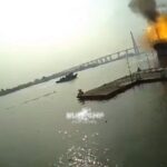 [動画0:44] 停泊中の石油タンカー、大爆発