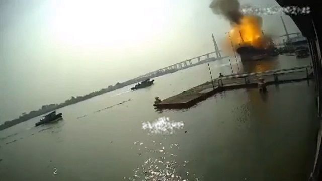 [動画0:44] 停泊中の石油タンカー、大爆発