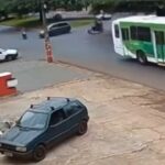 [動画0:41] 左折車に衝突されるライダー、先月死亡事故の起きた場所で・・・